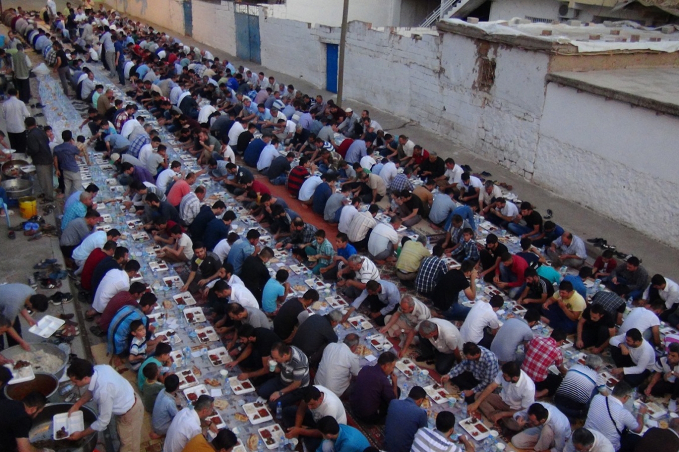 Çınar Şefkat Der'den 800 kişilik iftar yemeği  
